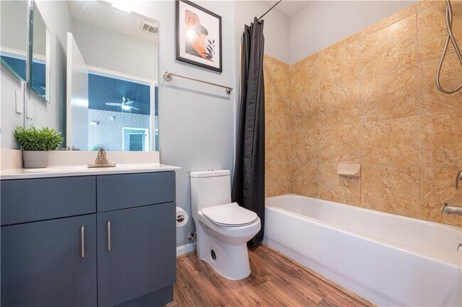 Building Photo - 898 Oak St SW