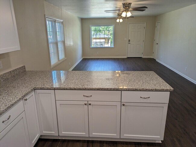 Building Photo - 423 S Bristow Ave