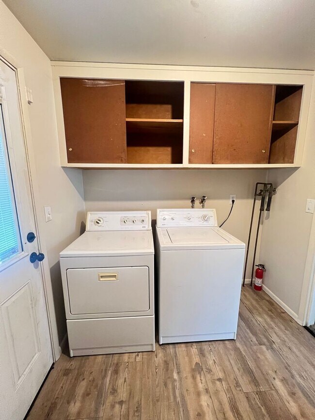 Building Photo - 3 Bedroom home in desirable neighborhood!