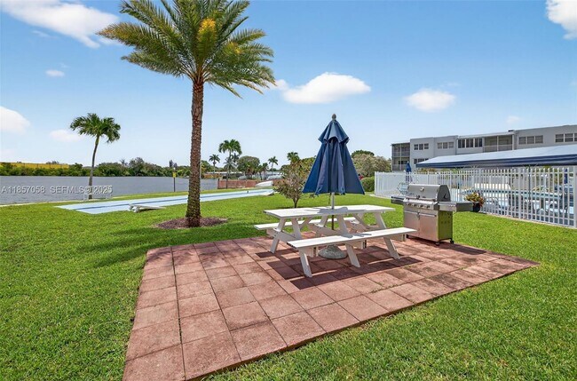 Building Photo - 2200 Park Ln