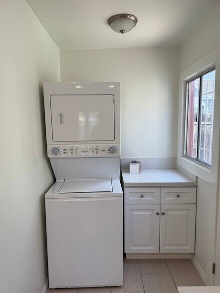 In-Unit Washer/Dryer - 413 Robinson St