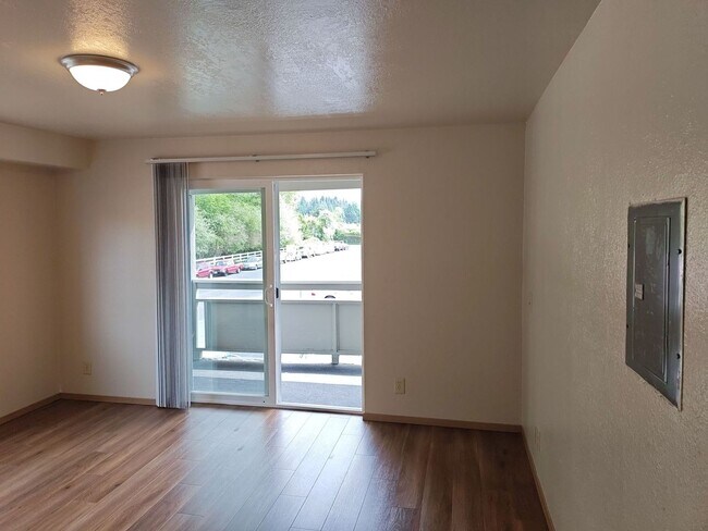 Building Photo - Two bedroom with balcony