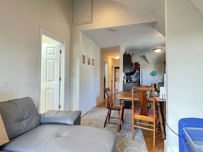 Building Photo - Parker St 3-Bed