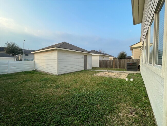 Building Photo - 11913 Longwood Garden Way