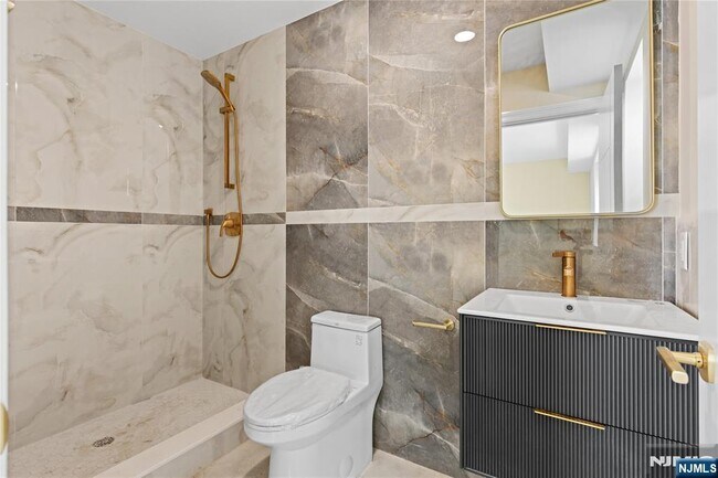 Building Photo - 45 Lincoln Ave