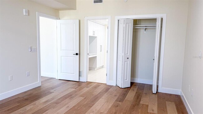 Building Photo - 1 Beach Dr SE