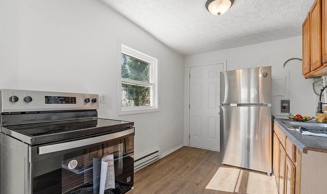 Building Photo - 2 Bedroom 1 Bath Available to Rent for $79...