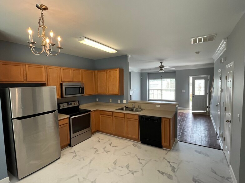 Building Photo - 913 Redford Ln