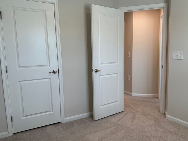 Building Photo - WONDERFUL Townhome in North East Raleigh, Available Now!