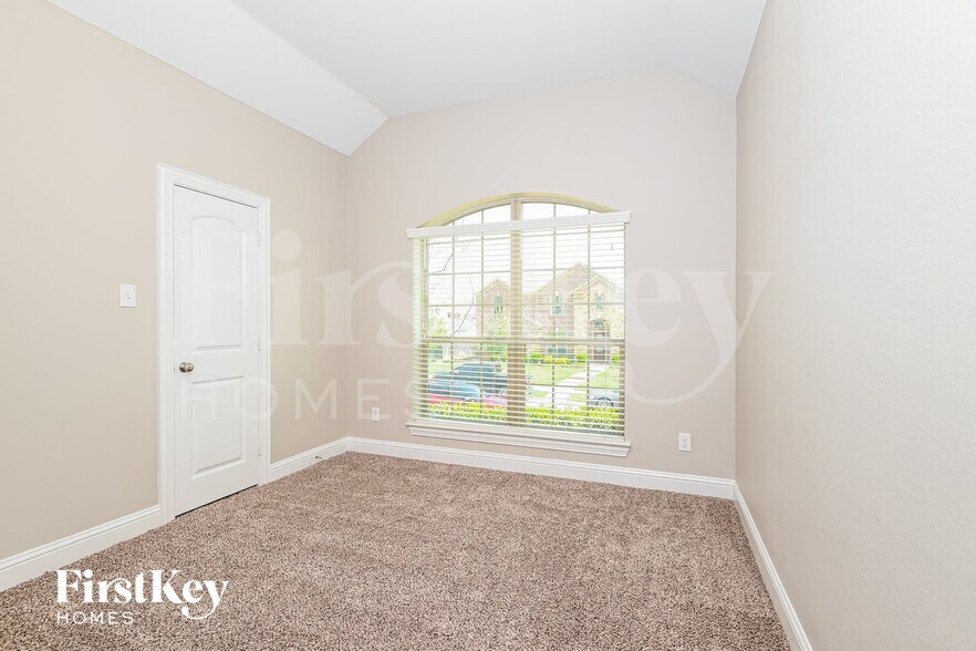 Building Photo - 2921 Regents Park Ln