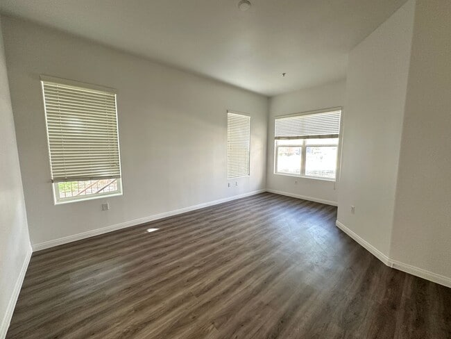 Building Photo - Guard Gated 2 Bed/2 Bath Condo w/Resort St...