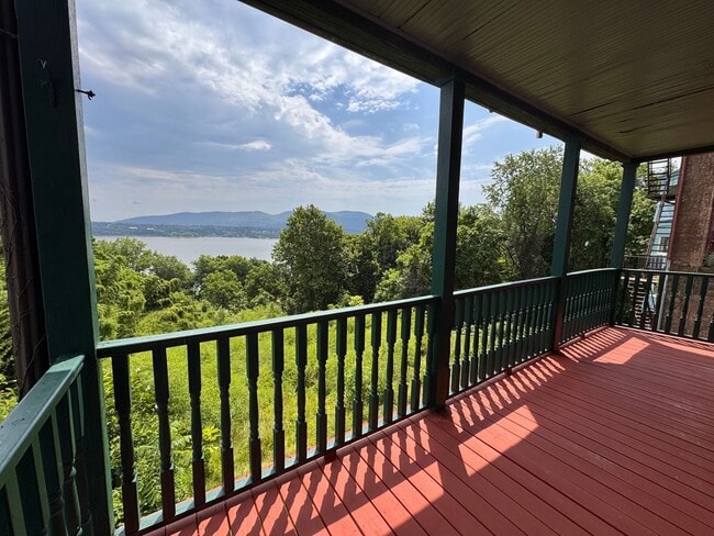 Building Photo - 4 Bedroom 2 Bathroom House with Stunning Hudson River Views