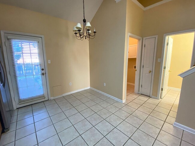 Building Photo - 3 bed, 2.5 bath in Cordova near Trinity an...