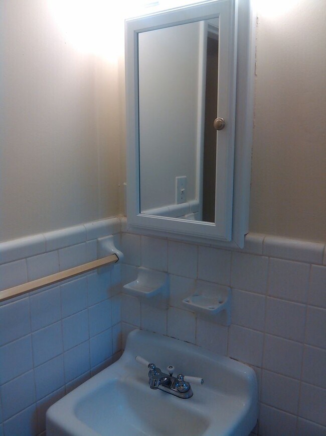 Building Photo - 529 Hillsborough St