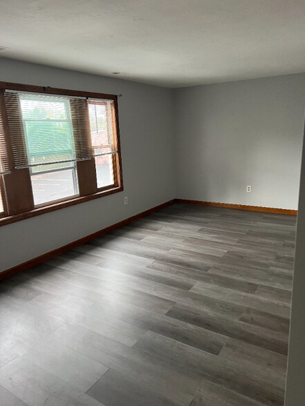 Building Photo - 12 S Main St