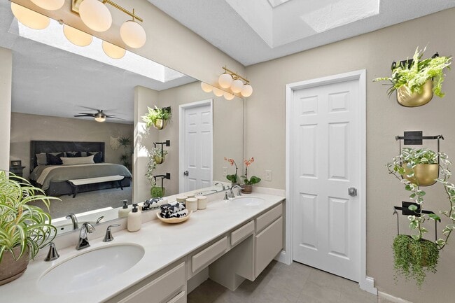 Building Photo - Charming Townhome in Turtle Rock