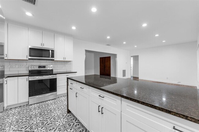 Building Photo - 3965 SW 60th Ct