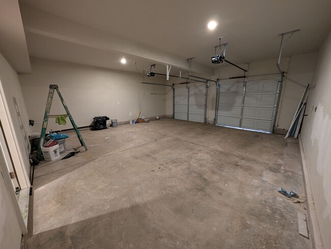 Building Photo - Room in House on Stone Mountain Dr