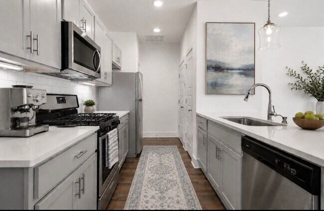 Building Photo - One Bedroom Cottage with Garage AND Fenced Backyard!