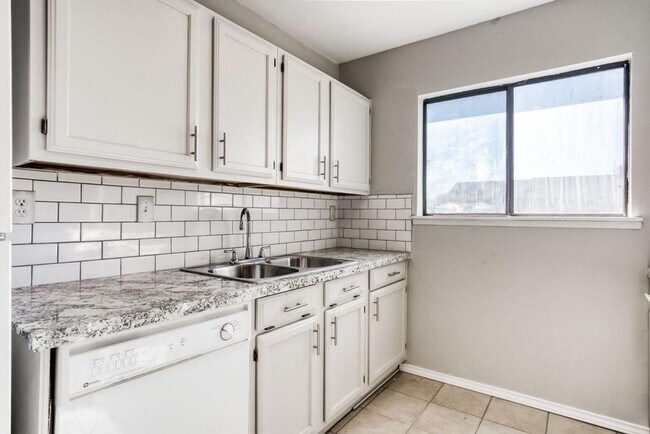 Building Photo - Location location