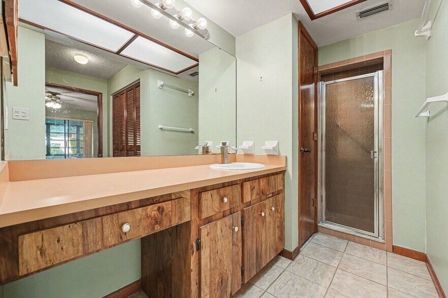 Building Photo - 2025 Sylvester Rd