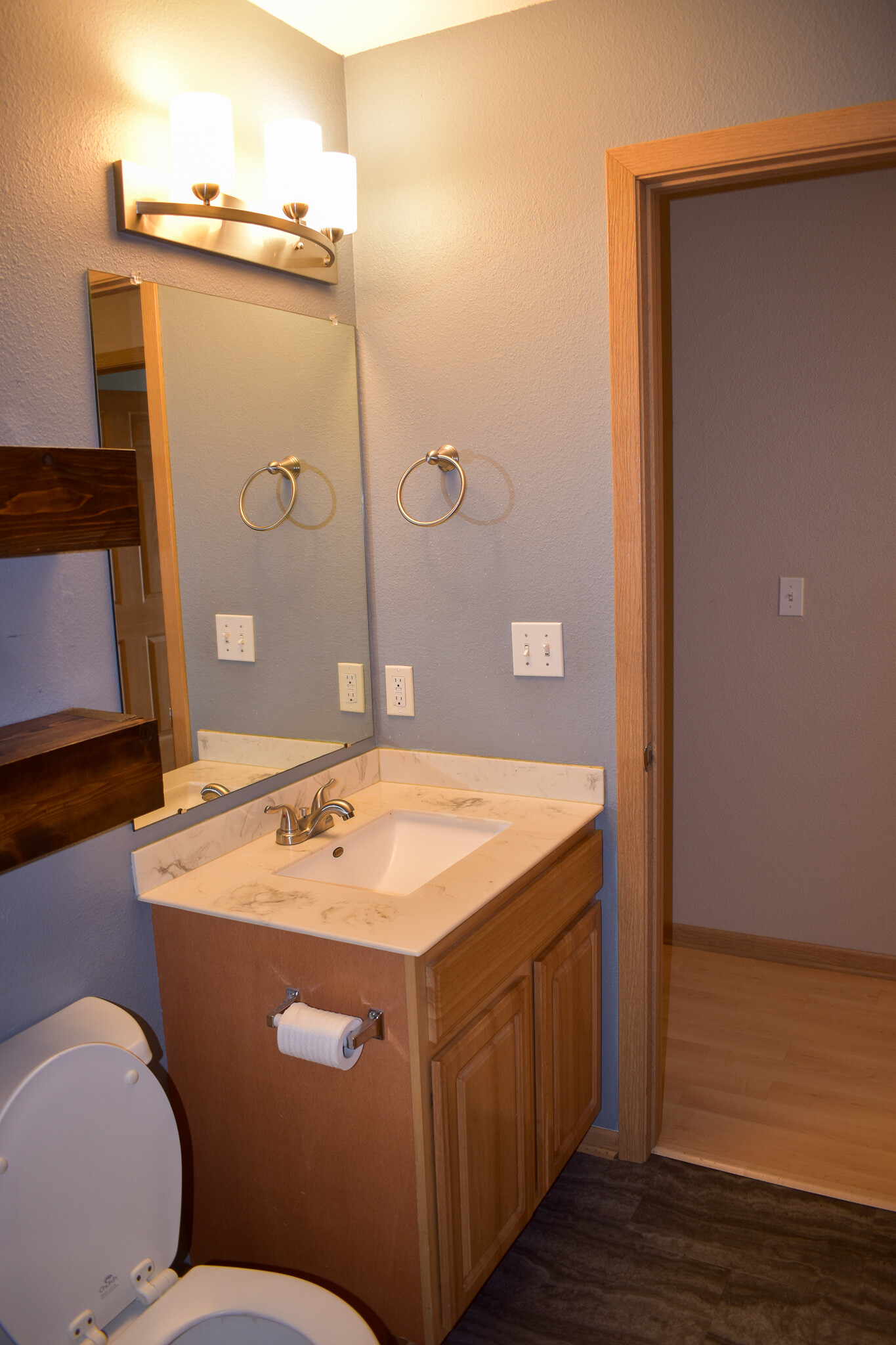 Guest Bath - 6672 102nd St