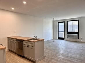 Building Photo - 362 W Merrick Rd