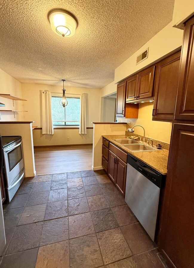 Building Photo - Updated Top-Floor 2 Bedroom Condo with Fir...