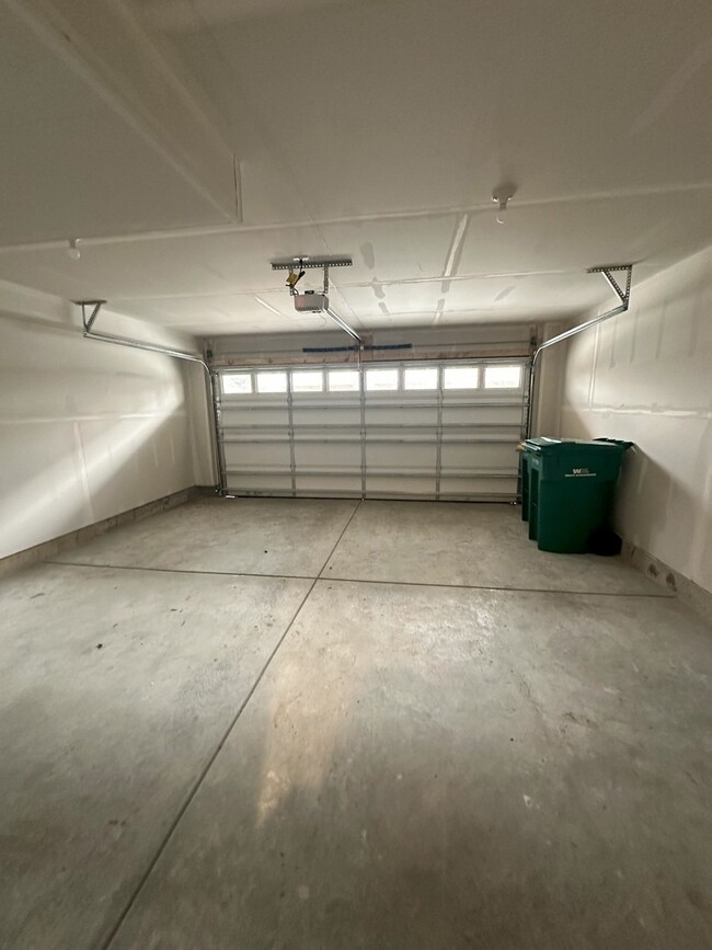 Building Photo - 907 Jenkins Ct