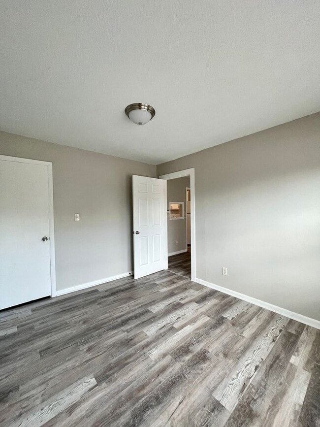 Building Photo - Remodeled 3 Bedroom, Section 8 Approved