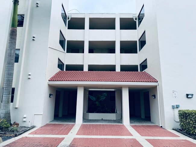 Building Photo - 111 Lake Emerald Dr