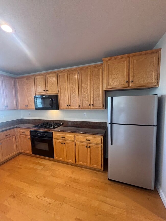 Building Photo - 2 bedroom 2.5 Bathroom Windsor Town Green Condo with carpet and A/C