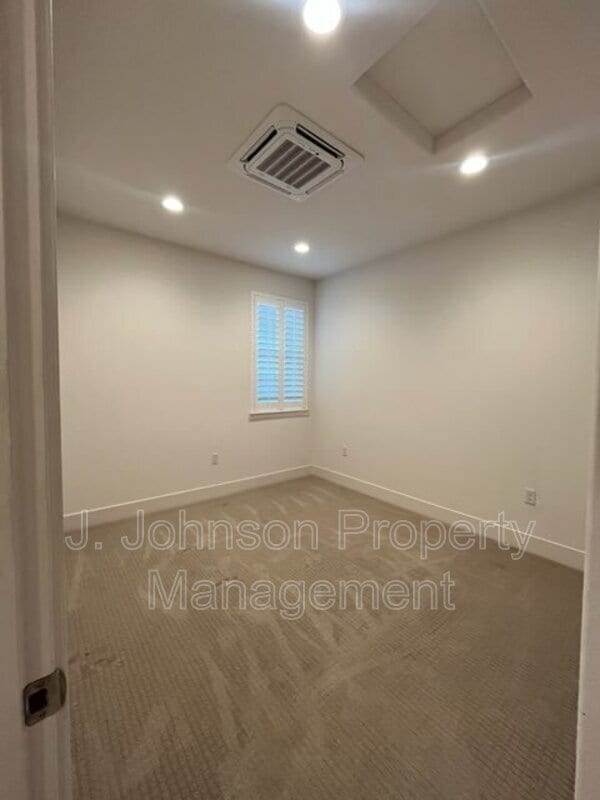 Building Photo - 262 E Natasha Ave