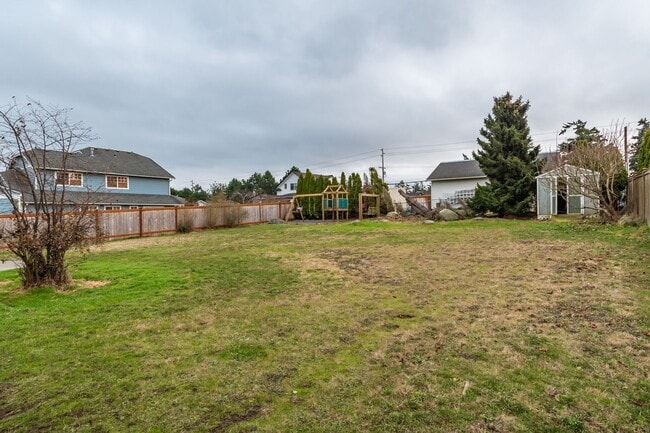 Building Photo - 4 bedroom, 3 bath Dog Friendly Home!