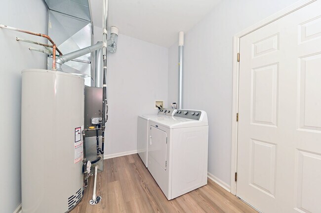 Building Photo - 2562 Golf Ridge Cir