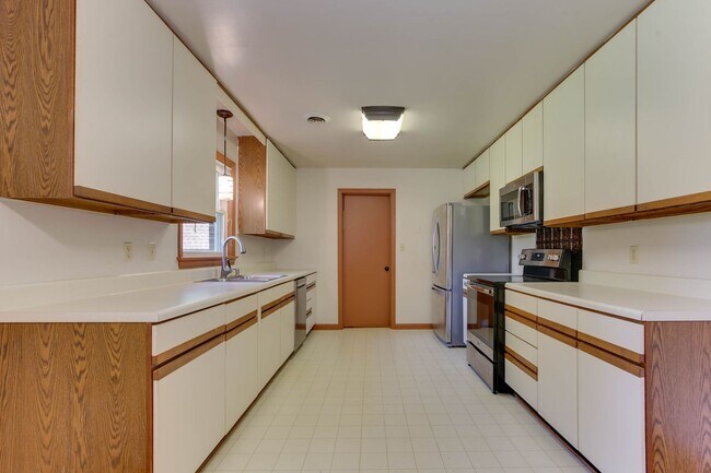 Building Photo - Welcome to Yorktown with a charming rural feel!