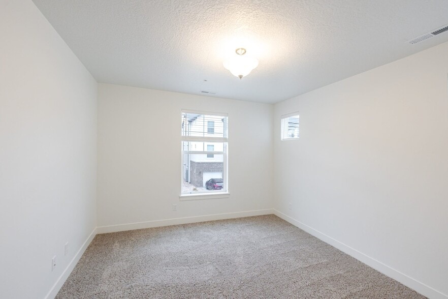 Building Photo - 693 S 4500 S
