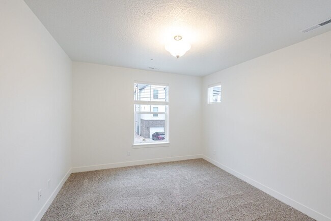 Building Photo - 693 S 4500 S