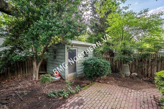 Building Photo - 2300 N Buchanan St