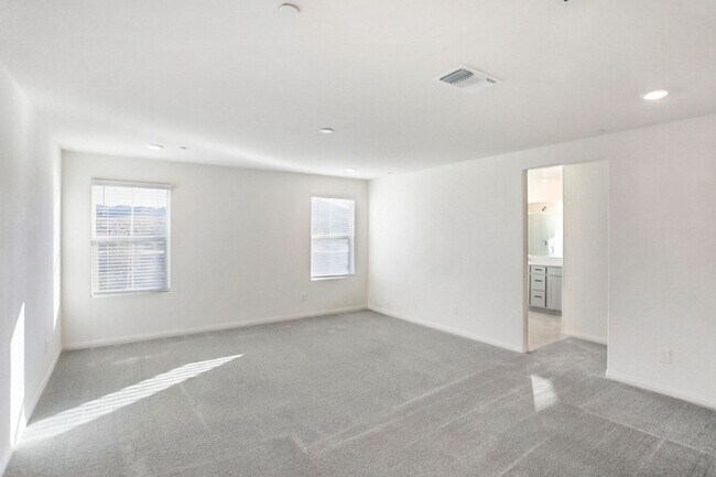 Building Photo - INSPIRADA BEAUTY WITH BED AND FULL BATH ON 1ST FLOOR