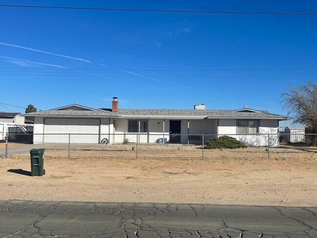 Building Photo - Apple Valley-Cute Starter Home- 2 Bedrooms, 2 Bathrooms, All Appliances Included, Fully Fenced