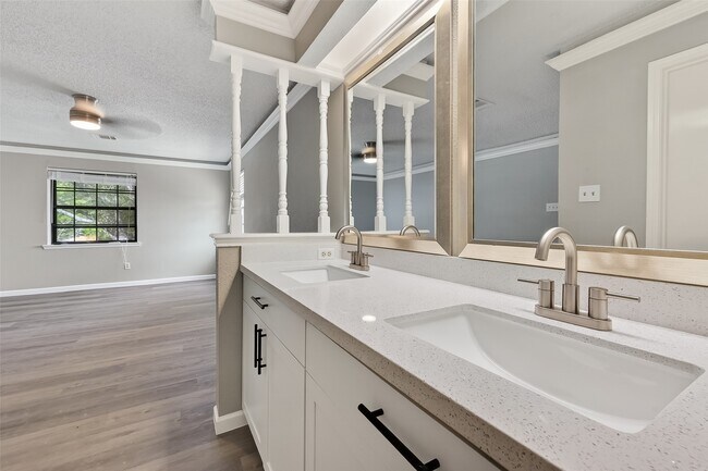 Building Photo - 4002 Cedar Ridge Ct