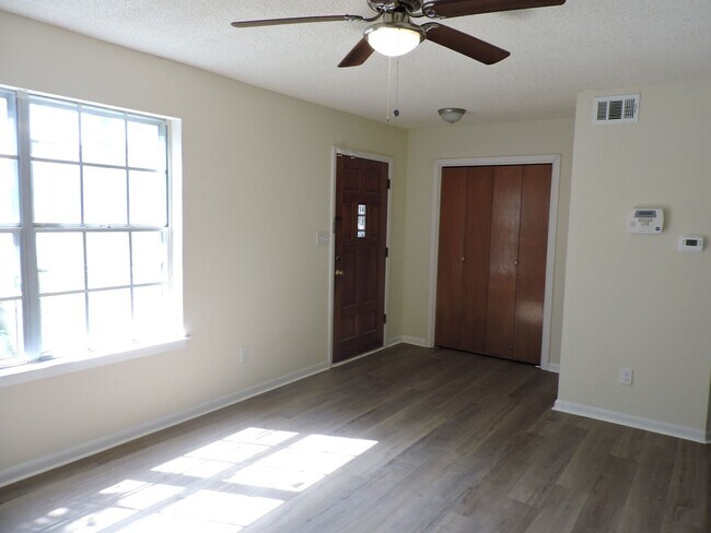 Building Photo - Convenient westside location!