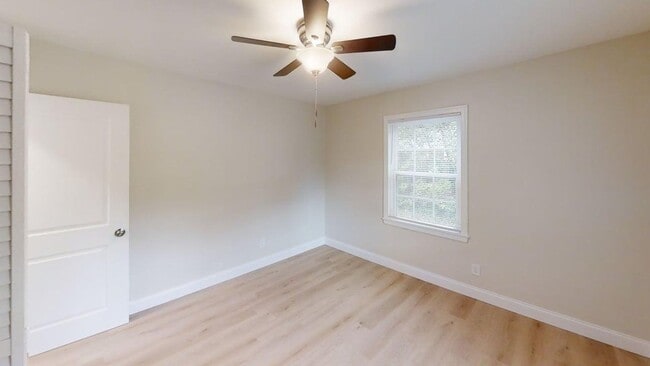 Building Photo - Charming 2 bedroom 1 bath - move in ready