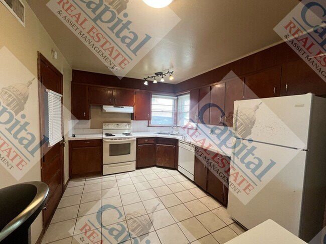Building Photo - Charming 3 Bedroom