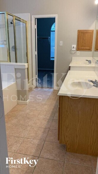 Building Photo - 902 Rock Springs Dr