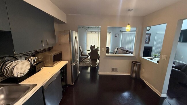 Building Photo - 735 Hamilton Ct