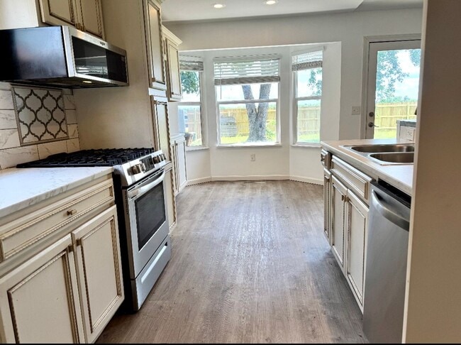 Building Photo - Like new!  3/2/2 Country Aire Estates