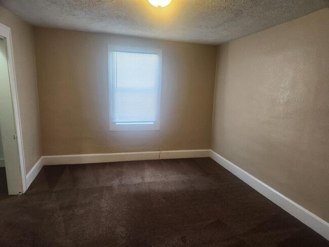 Building Photo - 801 N Gladstone Ave