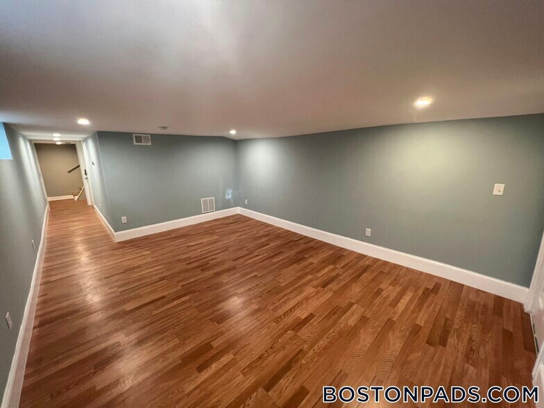 Building Photo - 33 Hancock St